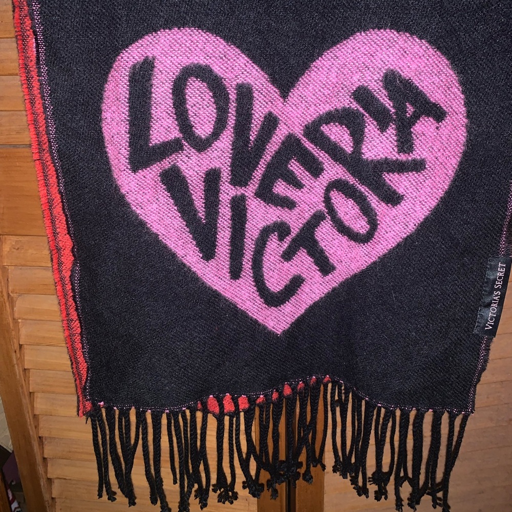 VS Scarf. 🧣❤️ - Picture 4 of 4